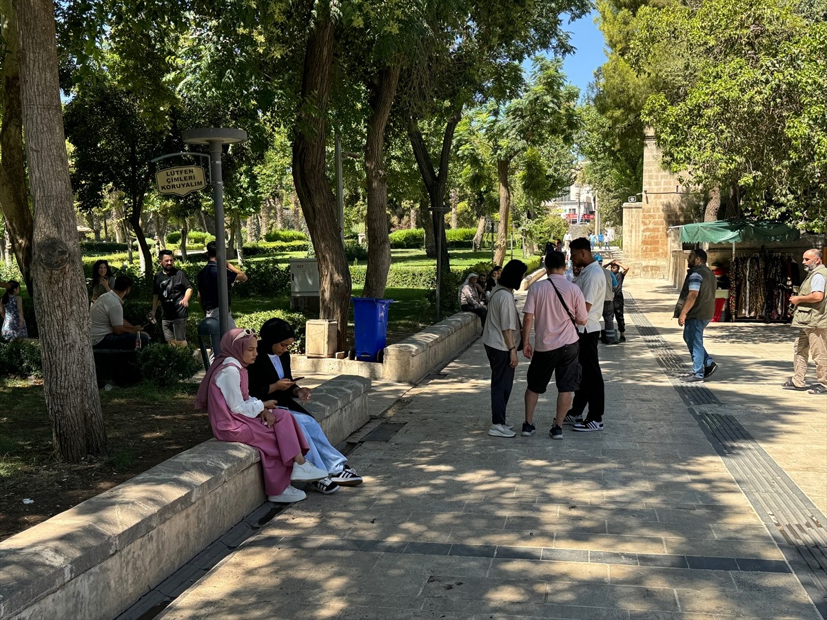 Şanlıurfa'da sıcak hava etkili oldu. Kentte vatandaşlar, parklarda ve Balıklıgöl Yerleşkesi'ndeki...