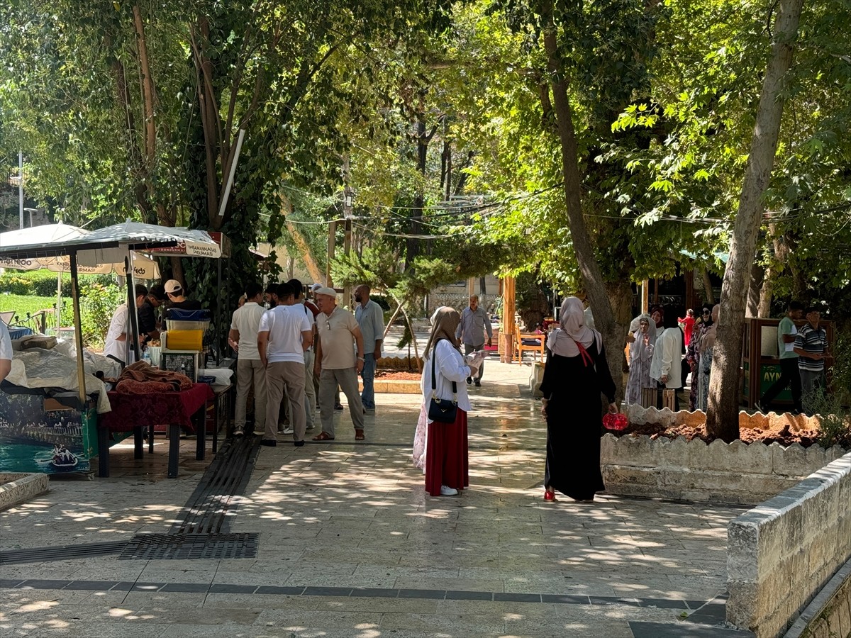 Şanlıurfa'da sıcak hava etkili oldu. Kentte vatandaşlar, parklarda ve Balıklıgöl Yerleşkesi'ndeki...