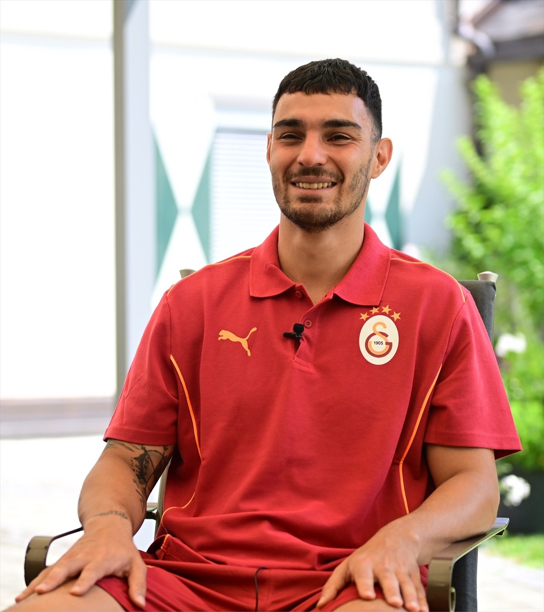 Sarı-kırmızılı takımla Avusturya'nın Steiermark eyaletinin Liezen bölgesindeki Irdning kasabasında...