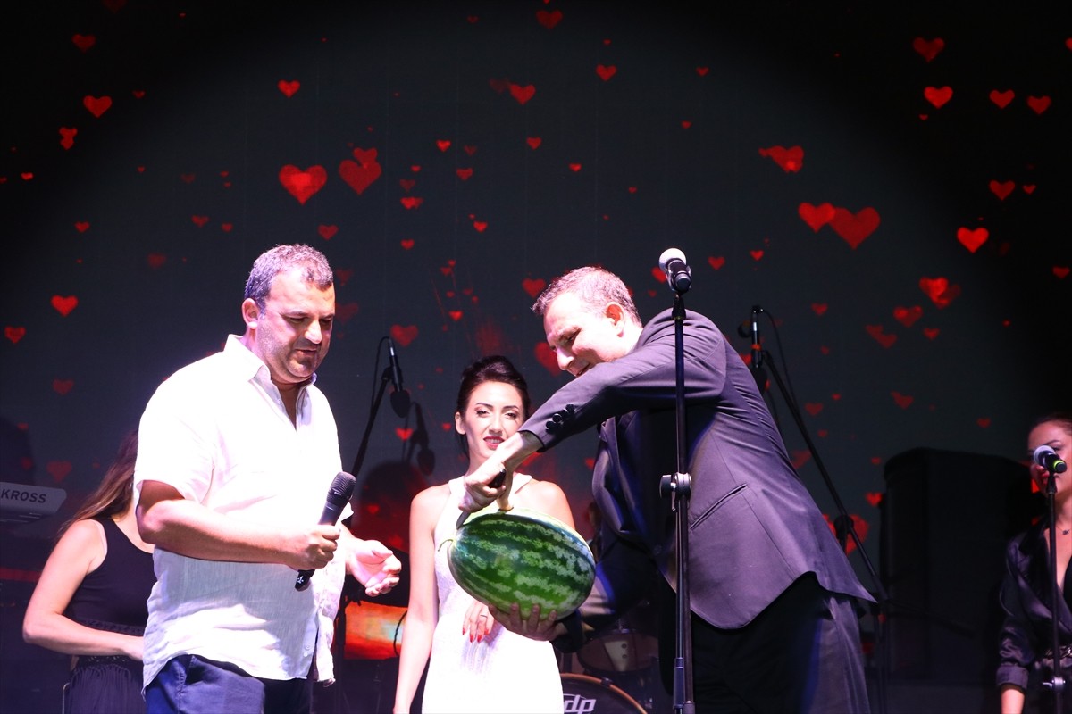 Şarkıcı Rafet El Roman, "3. Ferhadanlı Karpuz Şenliği"nde sahne aldı.