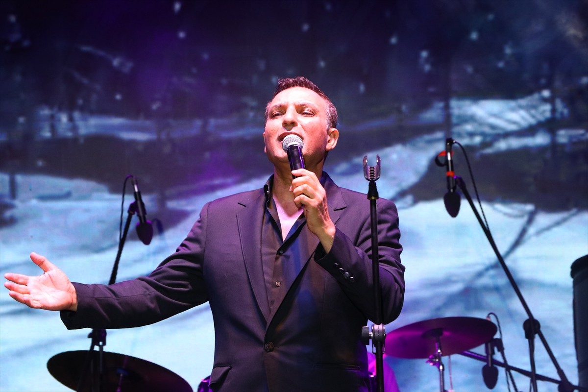 Şarkıcı Rafet El Roman, "3. Ferhadanlı Karpuz Şenliği"nde sahne aldı.