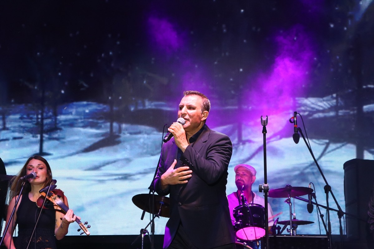 Şarkıcı Rafet El Roman, "3. Ferhadanlı Karpuz Şenliği"nde sahne aldı.