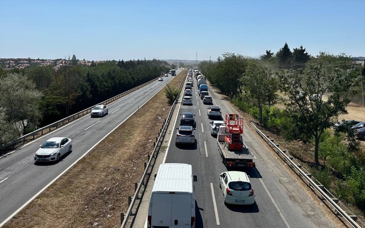 Silivri'de, otluk alanda çıkan yangına itfaiye müdahale ediyor. D-100 kara yolu Edirne istikameti...