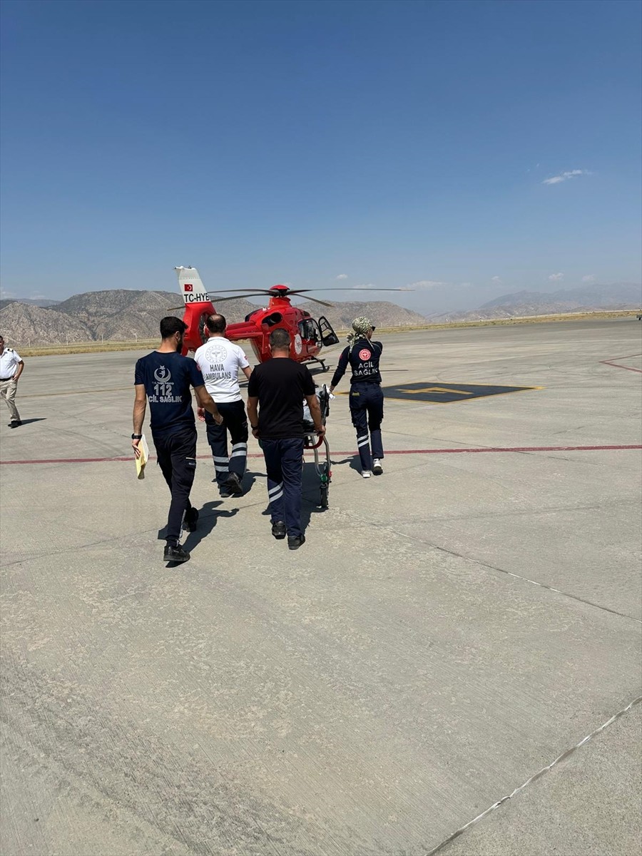  Şırnak'ın Silopi ilçesinde rahatsızlanan 3 yaşındaki çocuk ambulans helikopterle Elazığ'a sevk...