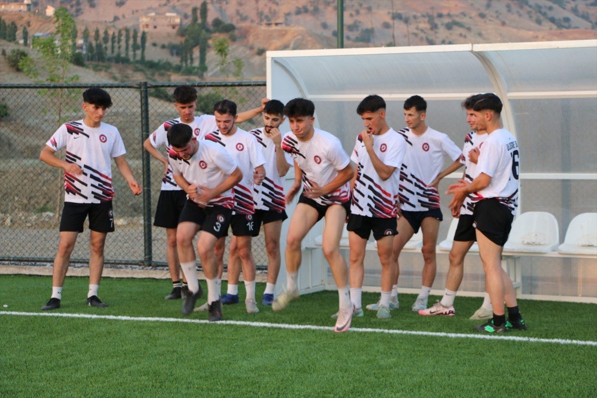 Şırnak'ın Uludere ilçesine bağlı Hilal beldesindeki baraj gölü manzaralı stat, genç futbolcuların...