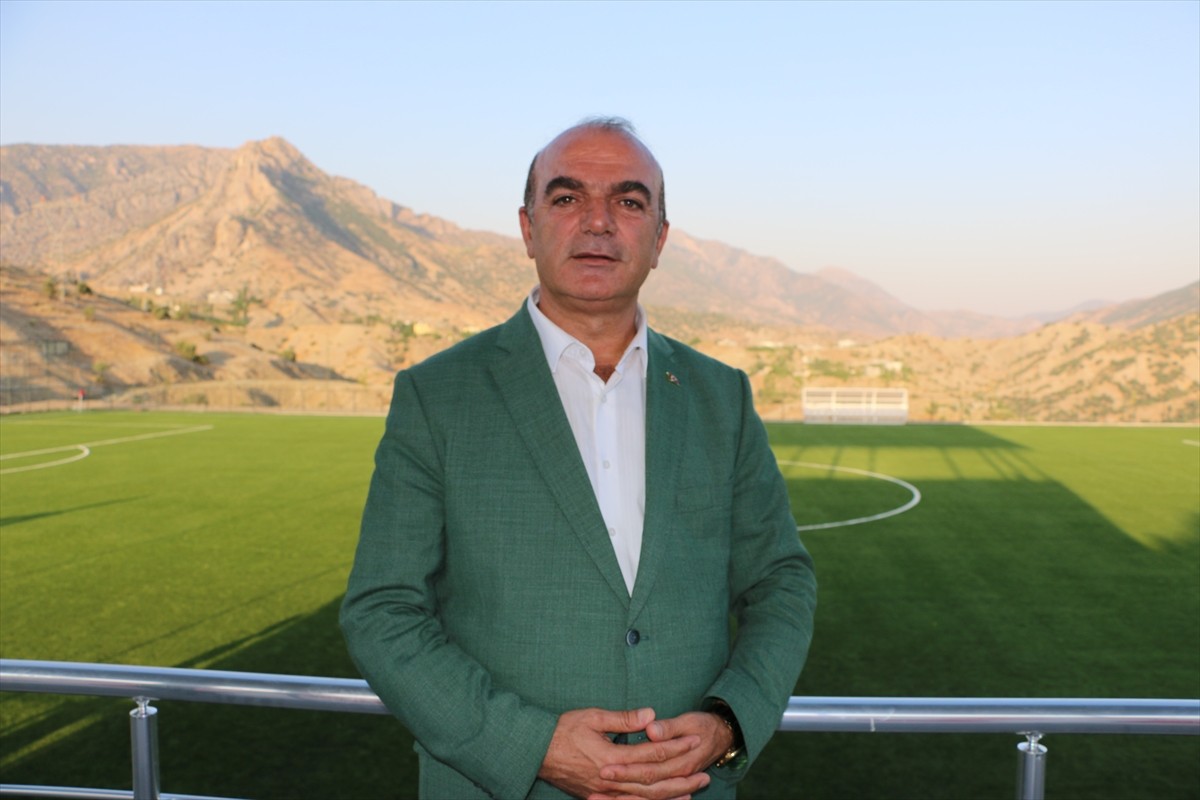 Şırnak'ın Uludere ilçesine bağlı Hilal beldesindeki baraj gölü manzaralı stat, genç futbolcuların...