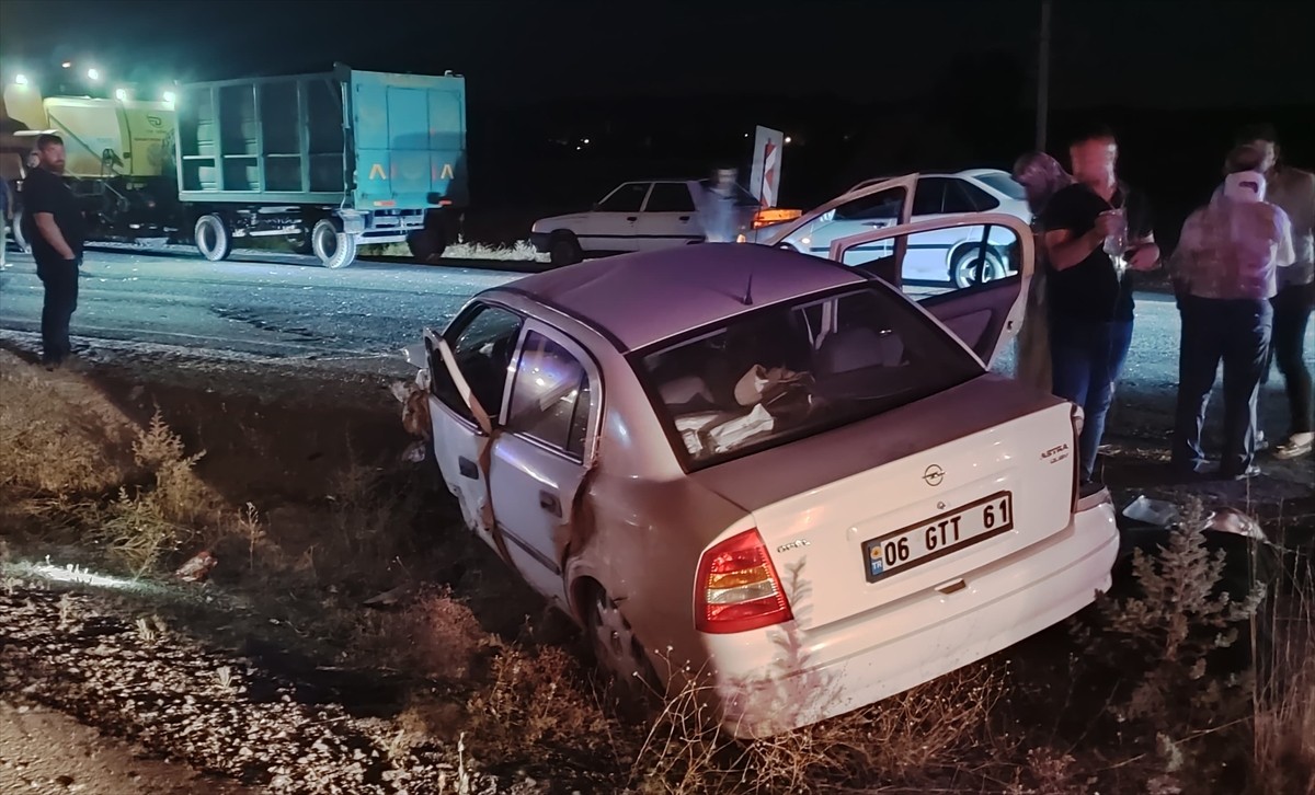 Sivas'ın Ulaş ilçesinde, iki otomobilin çarpışması sonucu yaralanan 6 kişi hastaneye...
