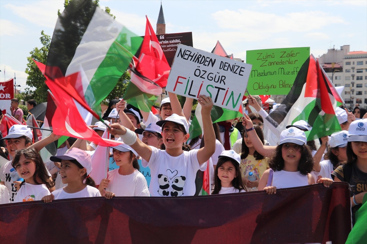 Sivas'ta İsrail Başbakanı Binyamin Netanyahu'nun, ABD Kongresi'ndeki konuşması protesto edildi....