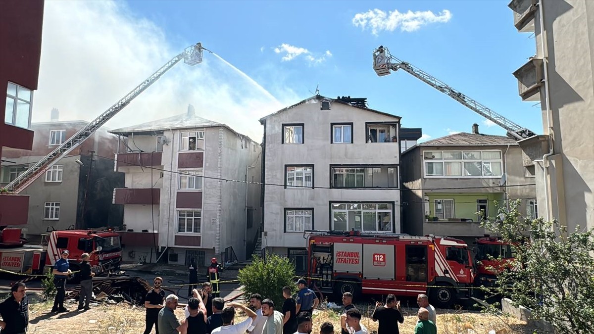 Sultanbeyli'de bitişik haldeki iki binanın çatılarındaki yangın hasara yol açtı.