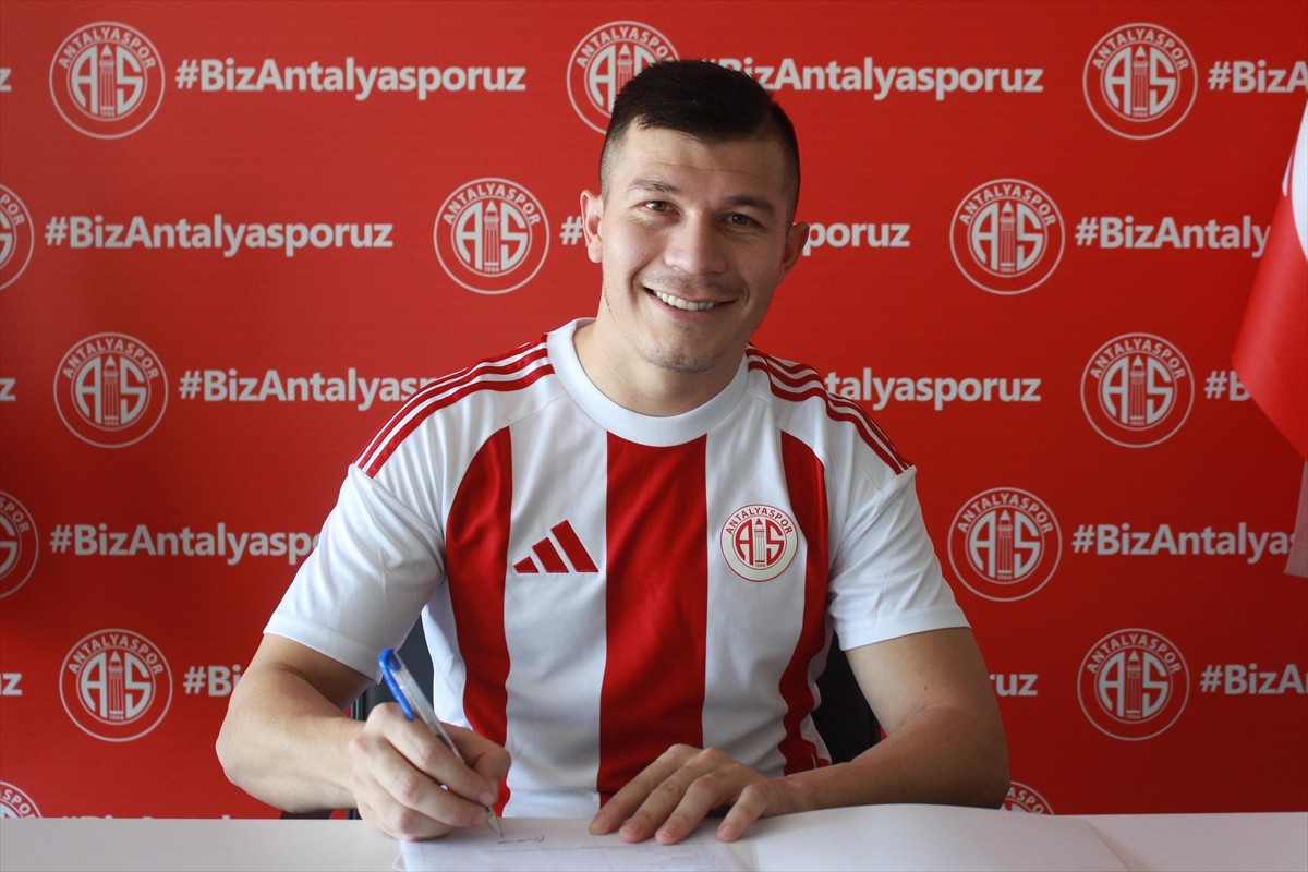 Süper Lig ekiplerinden Antalyaspor, Paraguaylı forvet Braian Jose Samudio Segovia'yı renklerine...