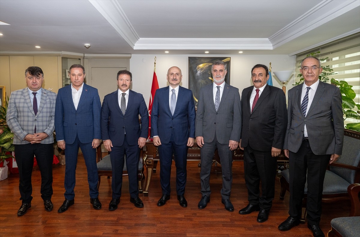 TBMM Bayındırlık, İmar, Ulaştırma ve Turizm Komisyonu Başkanı Adil Karaismailoğlu (sol 2)...