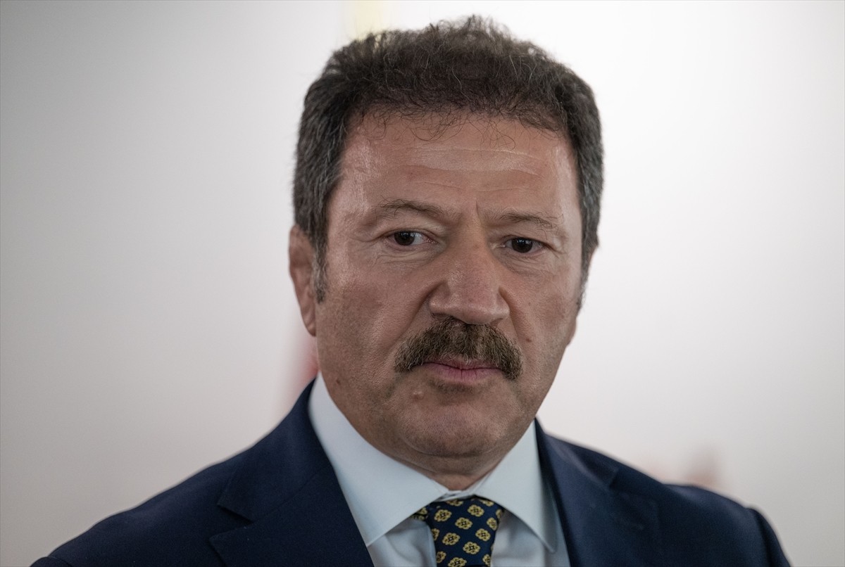 TBMM Bayındırlık, İmar, Ulaştırma ve Turizm Komisyonu Başkanı Adil Karaismailoğlu (sol 2)...