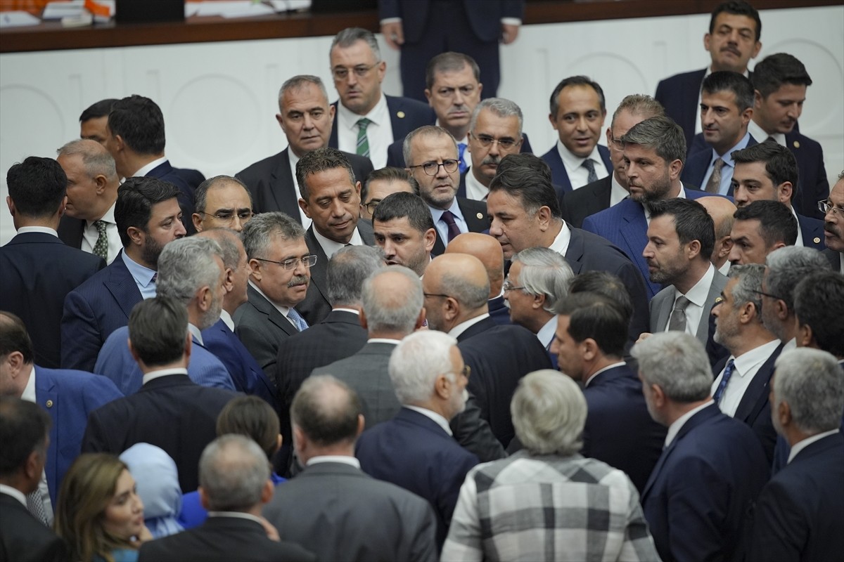 TBMM Genel Kurulu'nda en düşük emekli aylığının 12 bin 500 liraya yükseltilmesini de içeren Vergi...