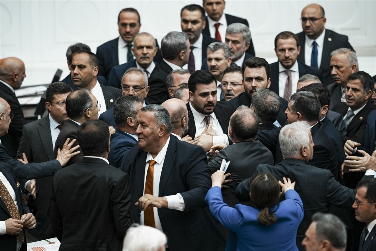 TBMM Genel Kurulunda muhalefet partilerinin grup önerilerinin görüşülmesi sırasında AK Parti ile...