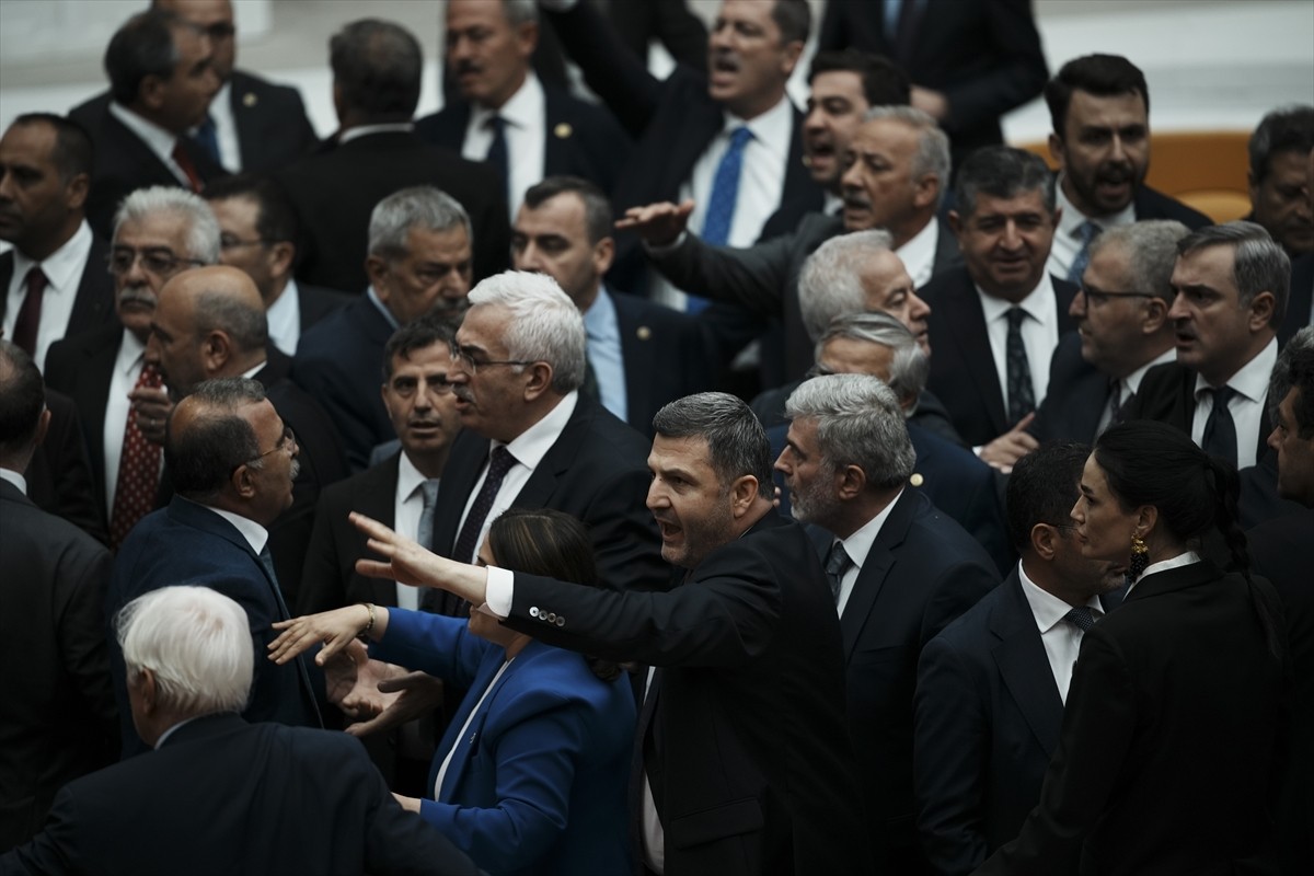 TBMM Genel Kurulunda muhalefet partilerinin grup önerilerinin görüşülmesi sırasında AK Parti ile...