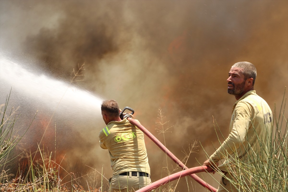 Tekirdağ'ın Şarköy ilçesinde makilik alanda çıkan yangına havadan ve karadan müdahale ediliyor....