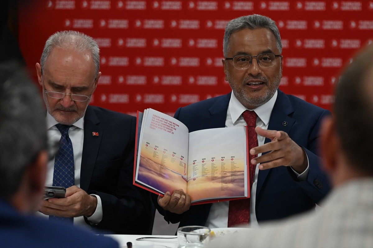 THY Yönetim Kurulu ve İcra Komitesi Başkanı Ahmet Bolat (sol 4), İngiltere'de düzenlenen...