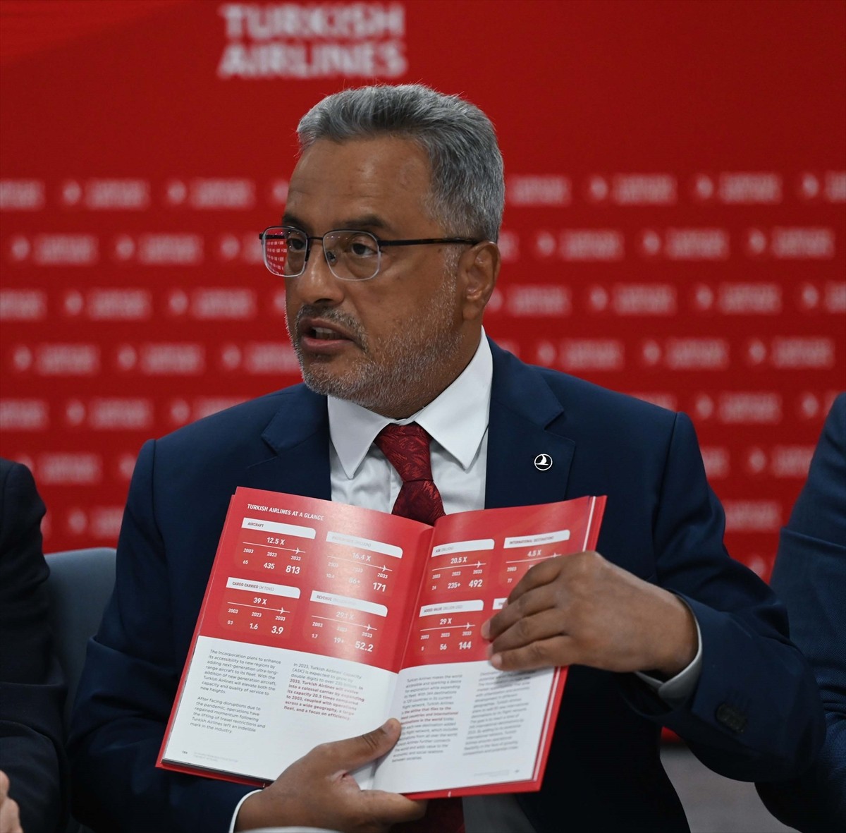 THY Yönetim Kurulu ve İcra Komitesi Başkanı Ahmet Bolat (sol 4), İngiltere'de düzenlenen...