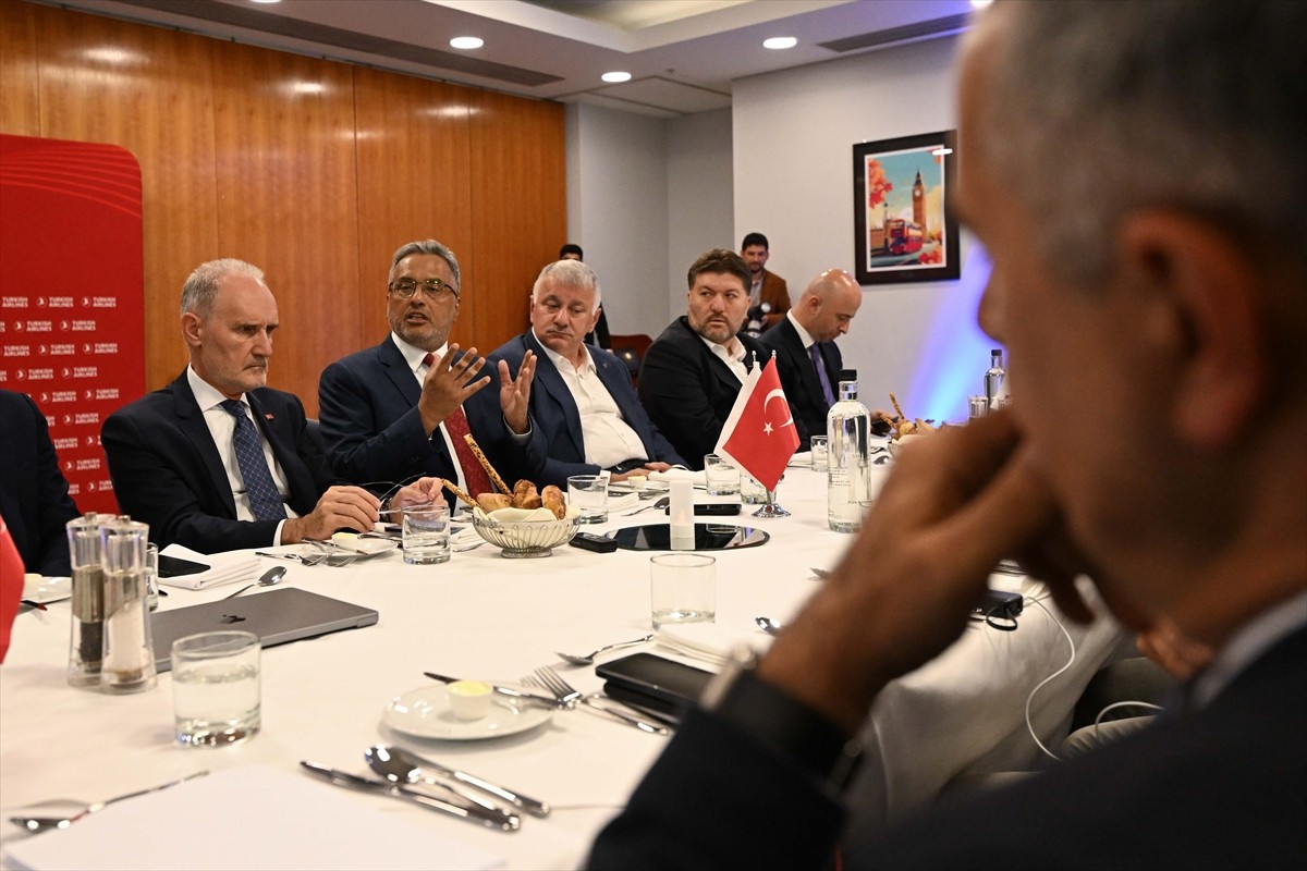 THY Yönetim Kurulu ve İcra Komitesi Başkanı Ahmet Bolat (sol 4), İngiltere'de düzenlenen...
