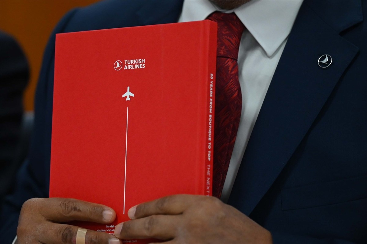 THY Yönetim Kurulu ve İcra Komitesi Başkanı Ahmet Bolat (sol 4), İngiltere'de düzenlenen...