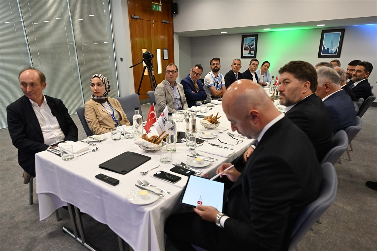 THY Yönetim Kurulu ve İcra Komitesi Başkanı Ahmet Bolat (sol 4), İngiltere'de düzenlenen...