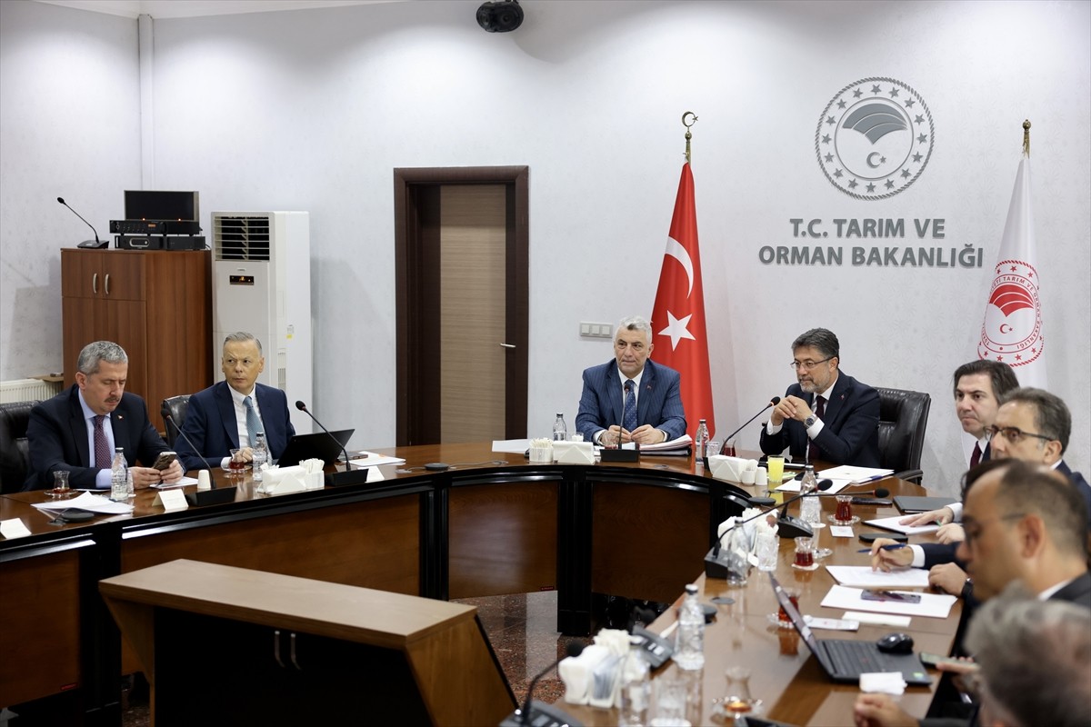 Ticaret Bakanı Ömer Bolat (solda) ile Tarım ve Orman Bakanı İbrahim Yumaklı'nın (sağ 2)...