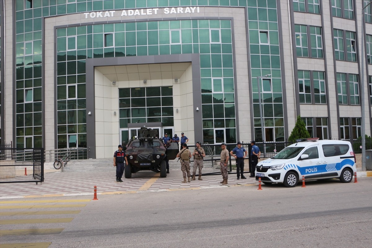 Tokat'ta çıkan silahlı kavgada eski muhtarı öldürdüğü iddiasıyla gözaltına alınan yeni muhtar ile...