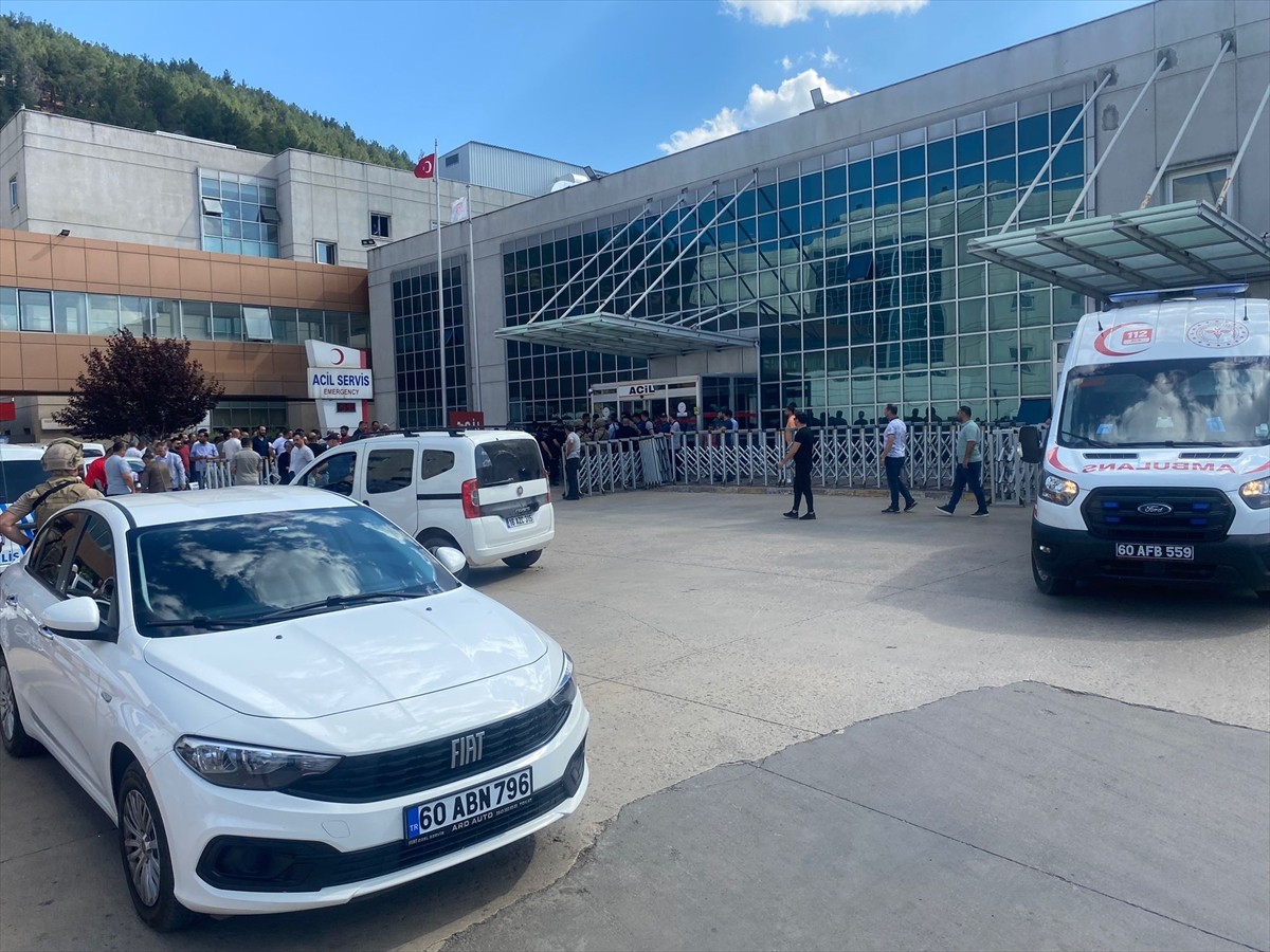 Tokat'ta eski ve yeni muhtar arasında çıkan silahlı kavgada 1 kişi öldü, 2 kişi yaralandı. İhbar...