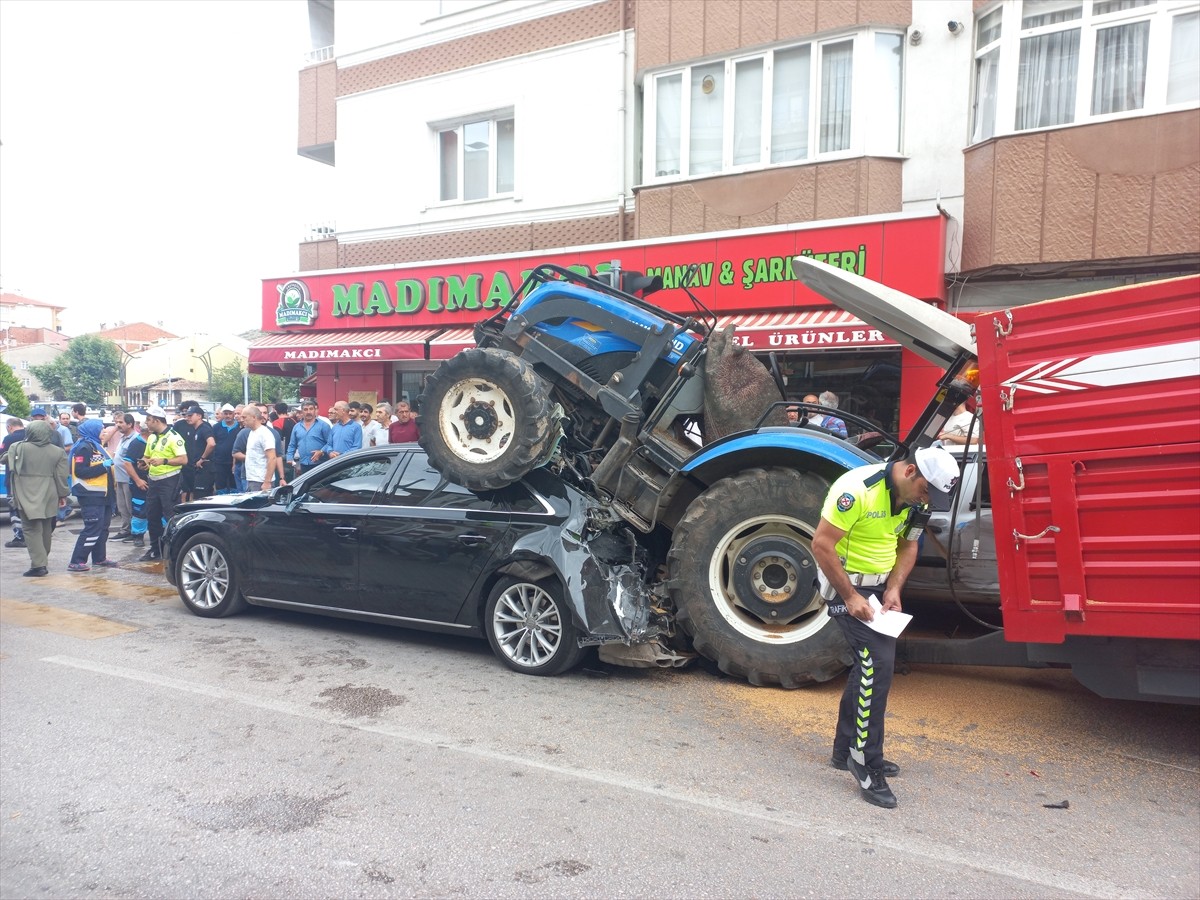 Tokat’ta freni boşalan buğday yüklü traktör trafik ışıklarında bekleyen otomobilin üzerine çıktı...