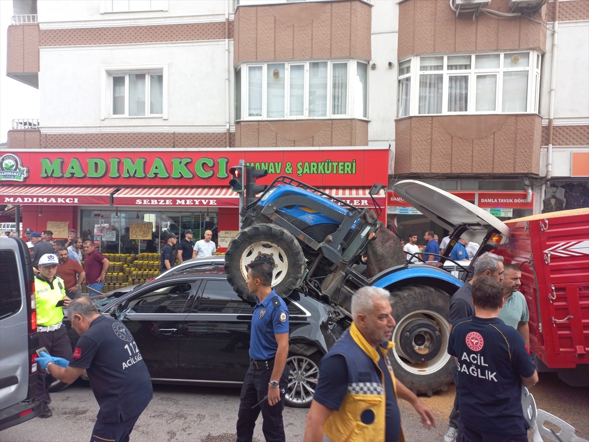 Tokat’ta freni boşalan buğday yüklü traktör trafik ışıklarında bekleyen otomobilin üzerine çıktı...