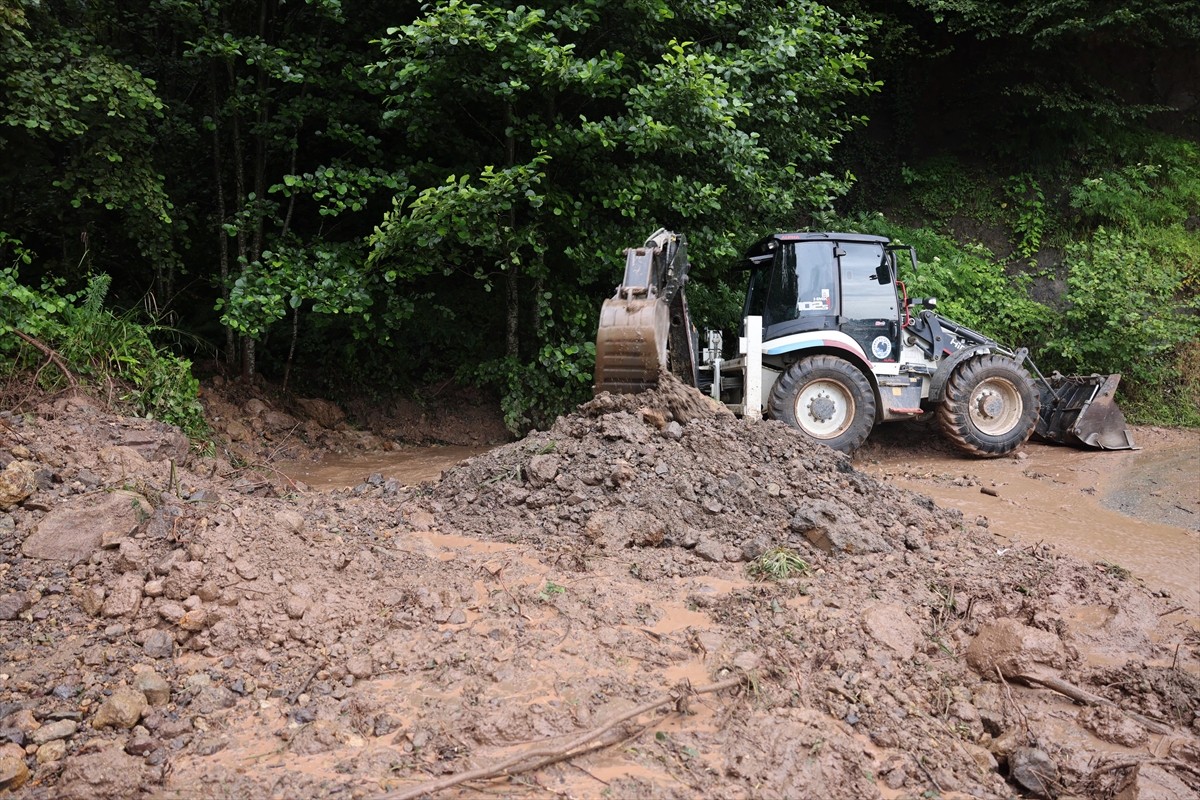 Trabzon'un Arsin ilçesinde şiddetli yağış dolayısıyla Atayurt, Örnek ve Yolüstü mahallelerinde...