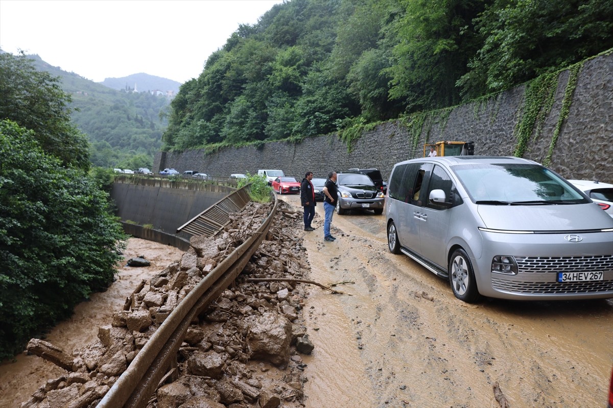 Trabzon'un Arsin ilçesinde şiddetli yağış dolayısıyla Atayurt, Örnek ve Yolüstü mahallelerinde...