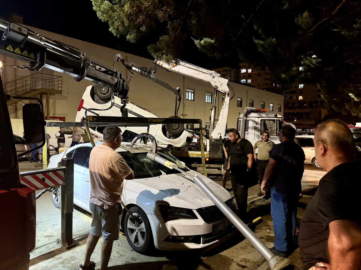 Trabzon'un Yomra ilçesinde hastane otoparkında bulunan araçların üzerine düşen hafif ticari...