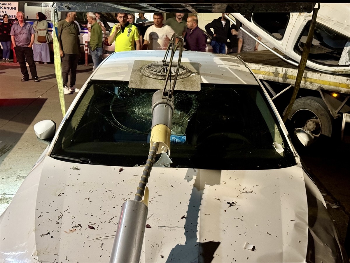 Trabzon'un Yomra ilçesinde hastane otoparkında bulunan araçların üzerine düşen hafif ticari...