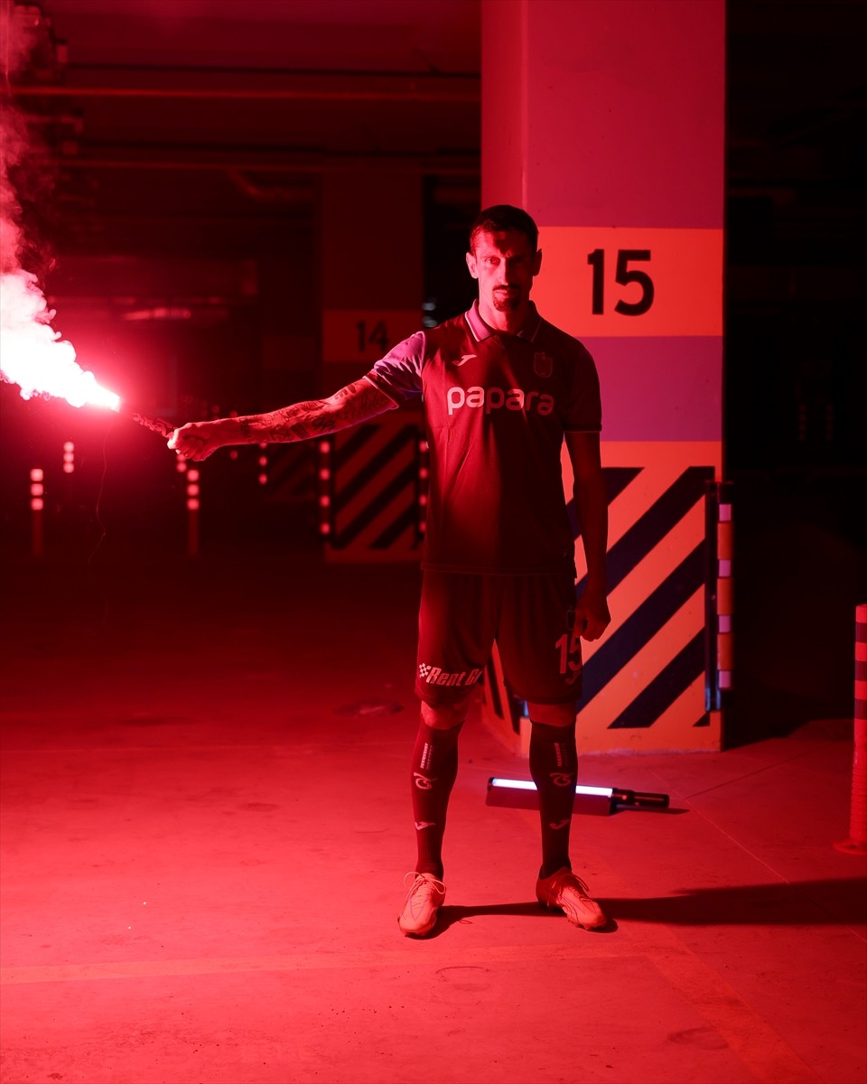 Trabzonspor Kulübü, 3 yıllık anlaşma sağladığı yeni transferi Karadağlı Stefan Savic ile sözleşme...