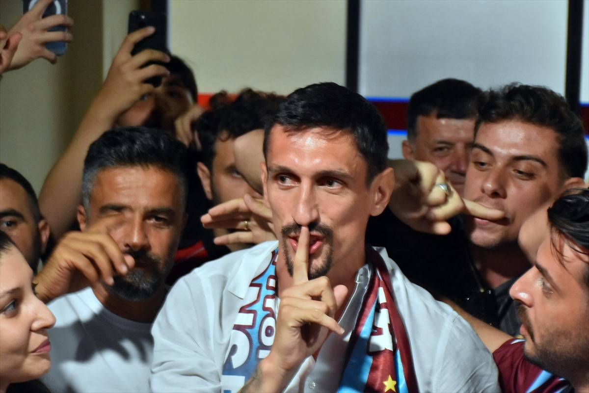 Trabzonspor, transfer görüşmesi için Karadağlı savunma oyuncusu Stefan Savic'i Trabzon'a...