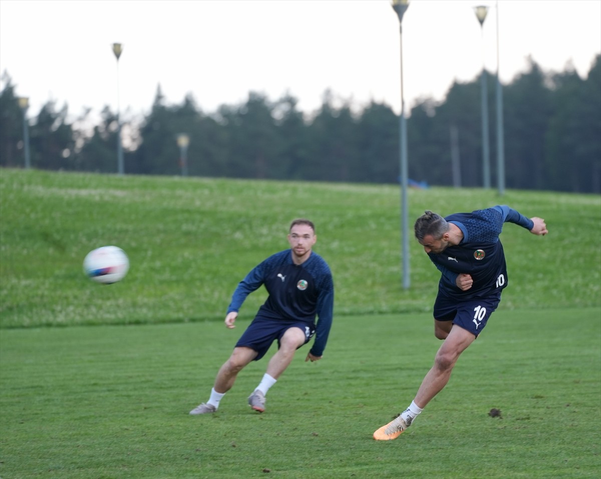 Trendyol Süper Lig ekiplerinden Corendon Alanyaspor, yeni sezon hazırlıklarına Düzce'de devam...