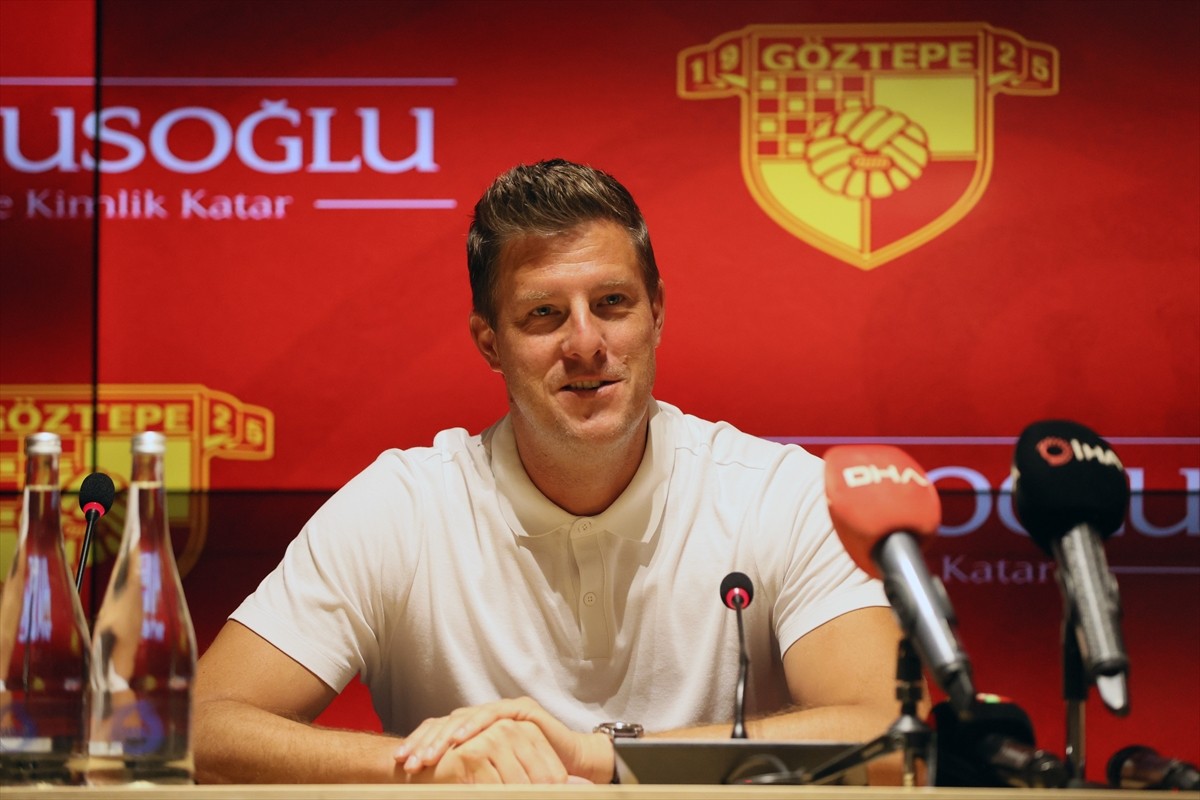 Trendyol Süper Lig ekiplerinden Göztepe'nin sportif direktörü Ivan Mance (fotoğrafta) ile teknik...