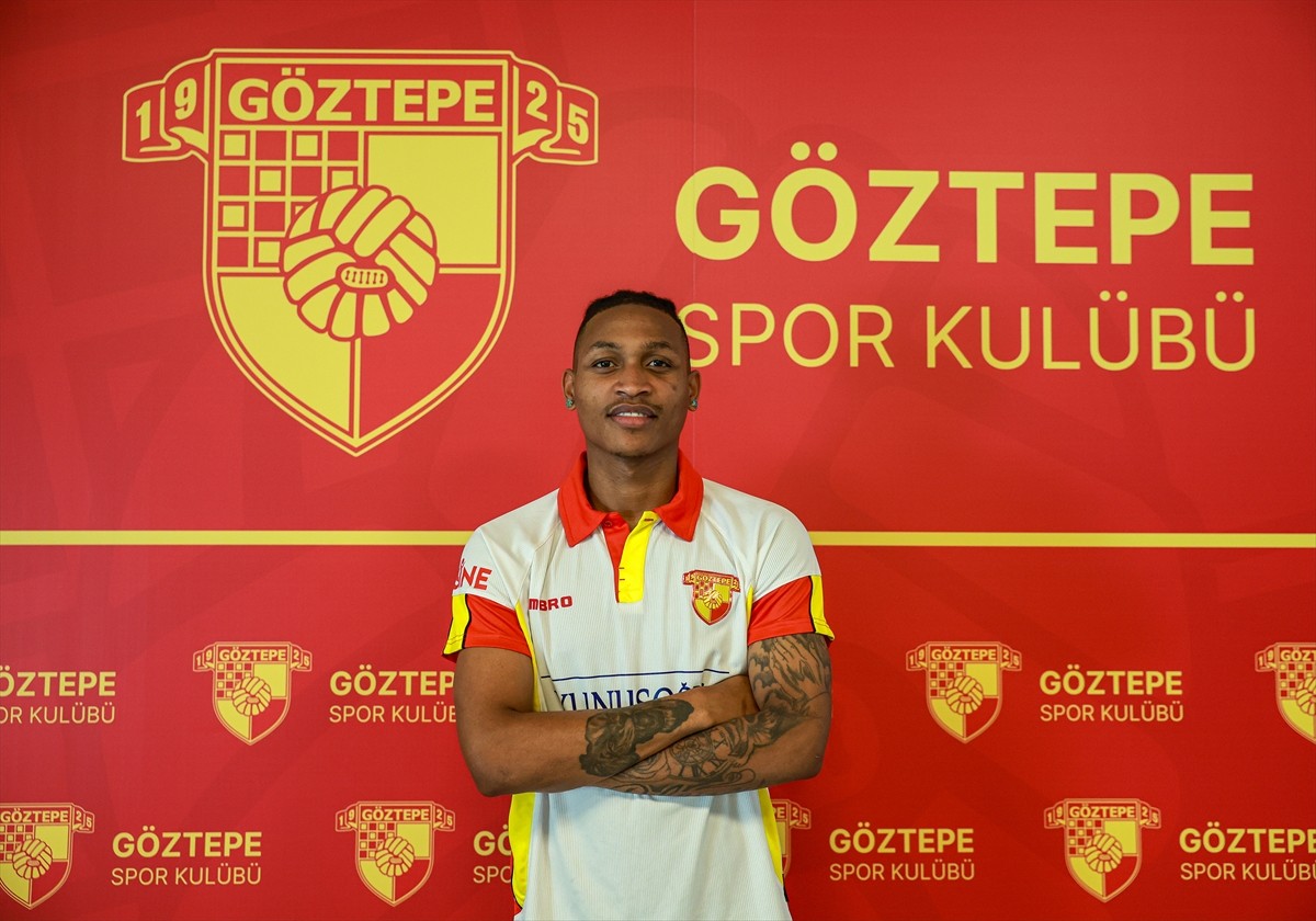 Trendyol Süper Lig ekiplerinden Göztepe, Tanzanyalı defans oyuncusu Novatus Miroshi ile...