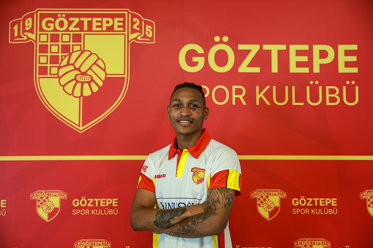 Trendyol Süper Lig ekiplerinden Göztepe, Tanzanyalı defans oyuncusu Novatus Miroshi ile...