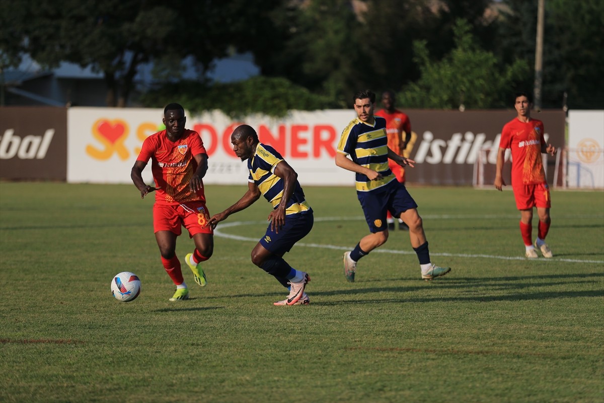 Trendyol Süper Lig ekiplerinden Mondihome Kayserispor, hazırlık maçında Trendyol 1. Lig...