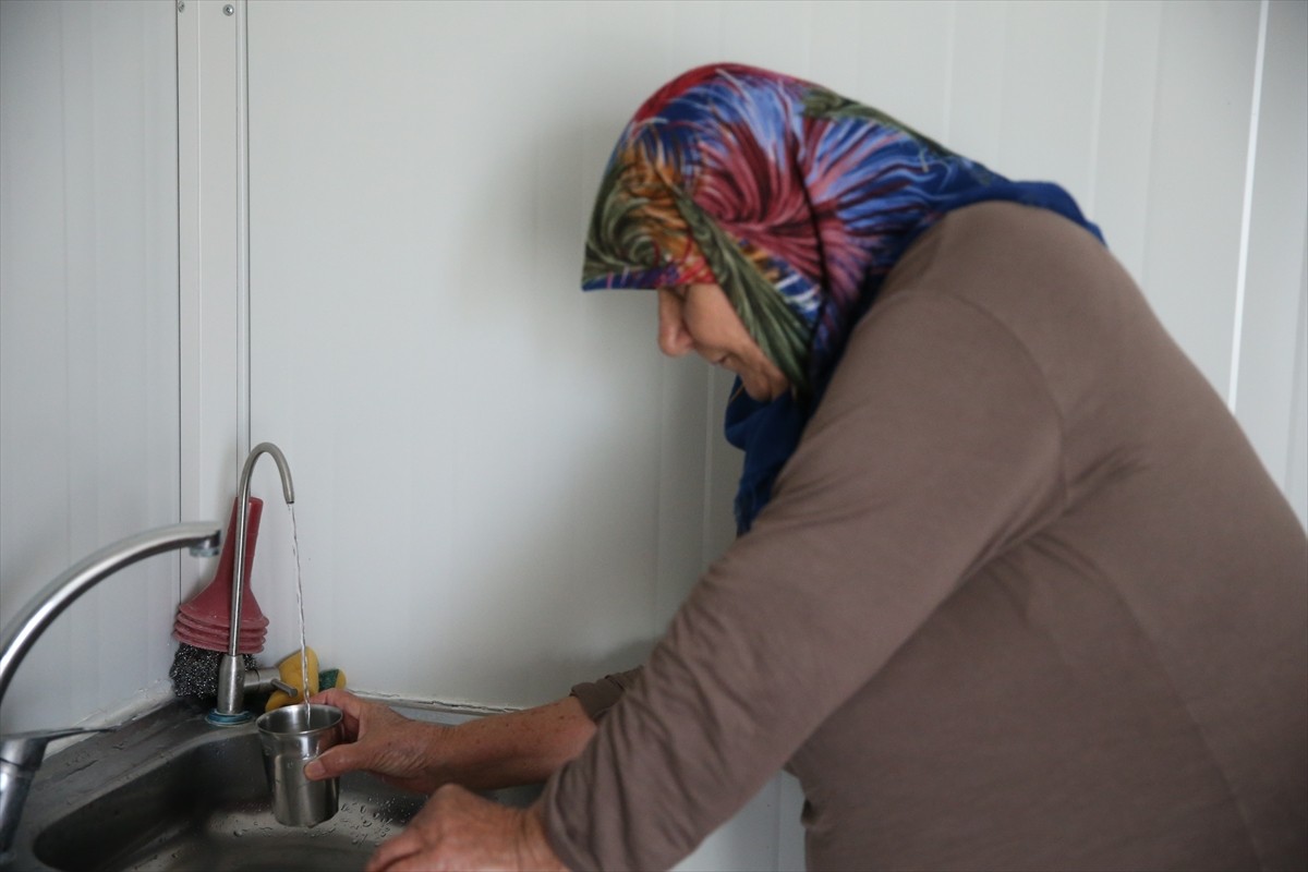 Türk Kızılay, 6 Şubat 2023'teki Kahramanmaraş merkezli depremlerin ardından kurulan konteyner...