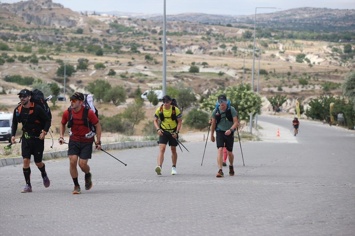 Türkiye'de ilk kez düzenlenen, koşu ve yamaç paraşütü disiplinlerini içeren "Hike and Fly...