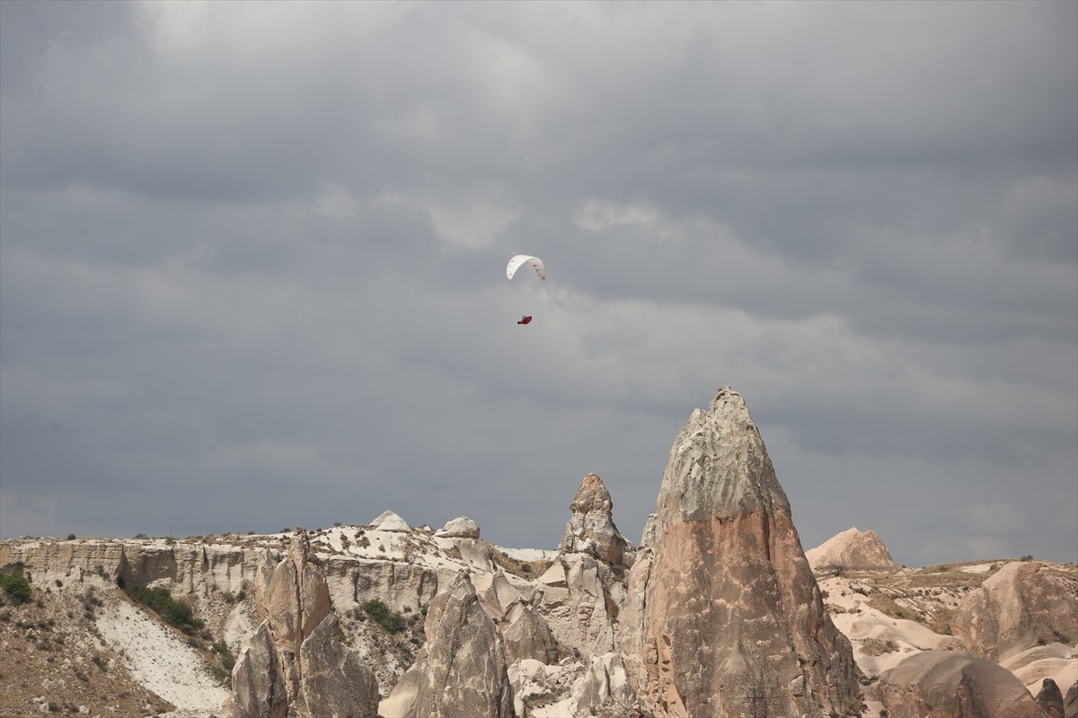 Türkiye'de ilk kez düzenlenen, koşu ve yamaç paraşütü disiplinlerini içeren "Hike and Fly...