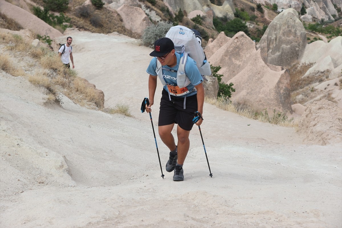 Türkiye'de ilk kez düzenlenen, koşu ve yamaç paraşütü disiplinlerini içeren "Hike and Fly...