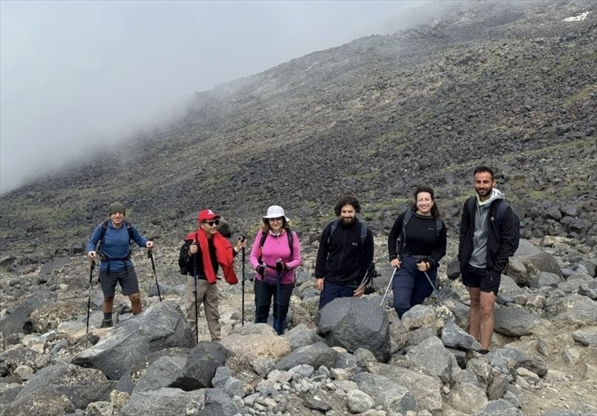 Türkiye'nin en yüksek noktası Ağrı Dağı'na grup halinde tırmanış yaparken 2 arkadaşı hayatını...