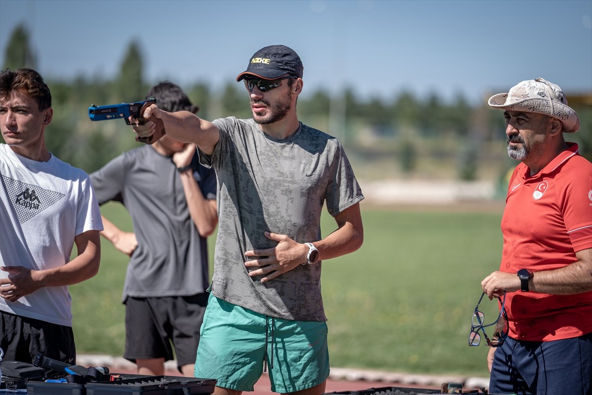Türkiye'yi olimpiyatlarda temsil edecek ilk erkek modern pentatloncu Buğra Ünal'ın, Paris 2024'e...