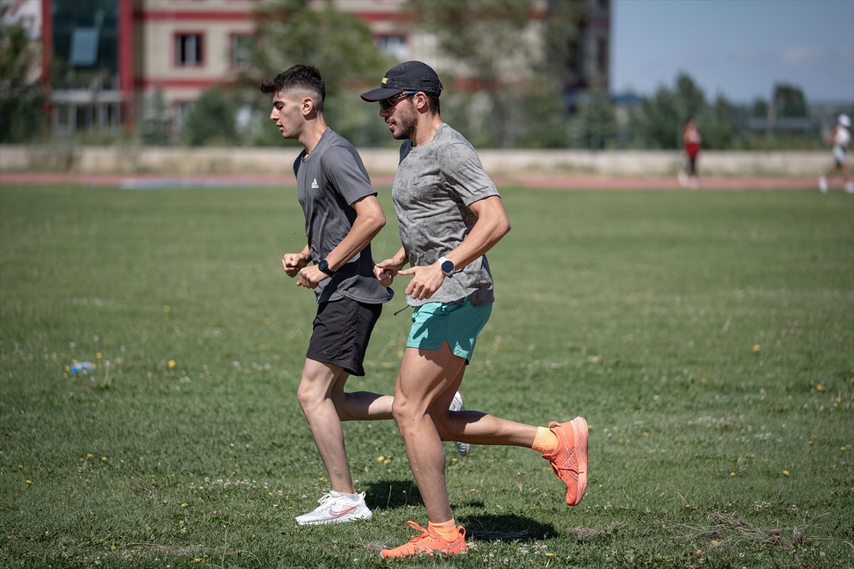 Türkiye'yi olimpiyatlarda temsil edecek ilk erkek modern pentatloncu Buğra Ünal'ın, Paris 2024'e...