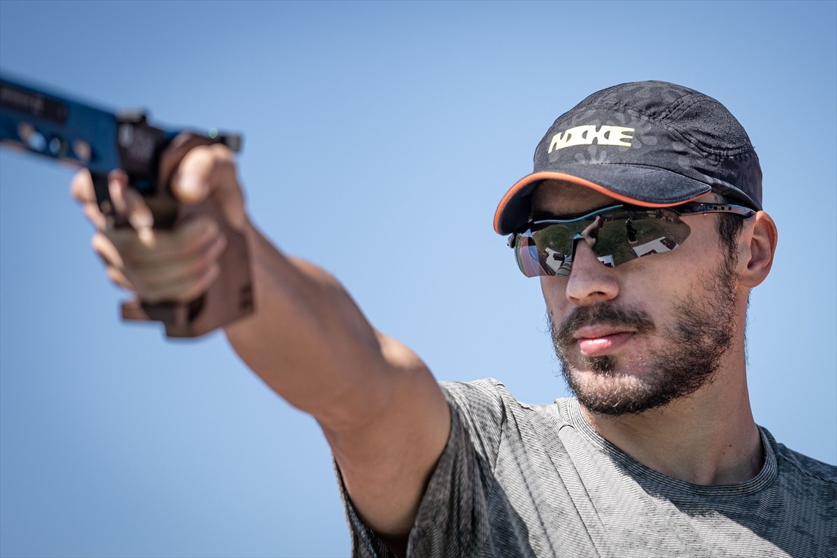 Türkiye'yi olimpiyatlarda temsil edecek ilk erkek modern pentatloncu Buğra Ünal'ın, Paris 2024'e...