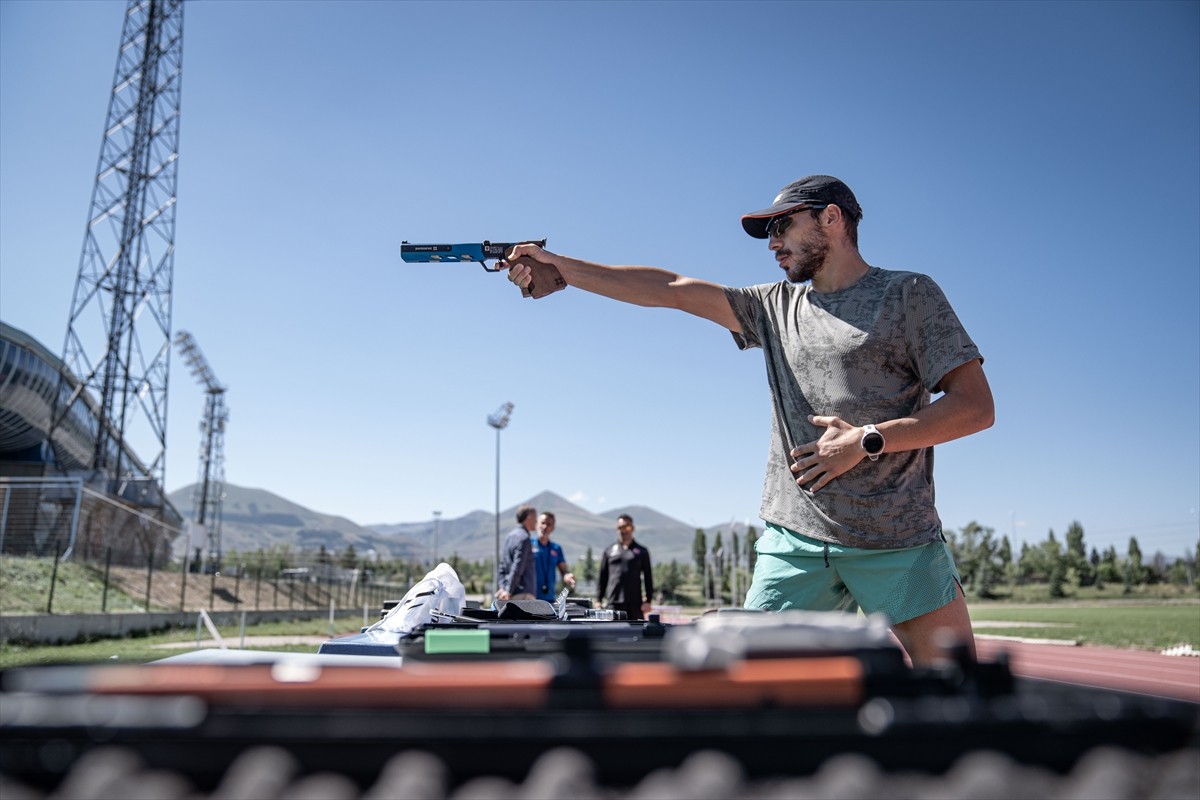Türkiye'yi olimpiyatlarda temsil edecek ilk erkek modern pentatloncu Buğra Ünal'ın, Paris 2024'e...